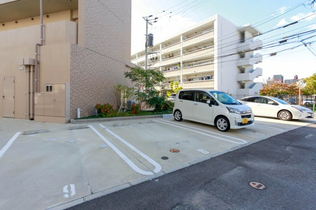 サヴォイラコートワジー　5階の駐車場