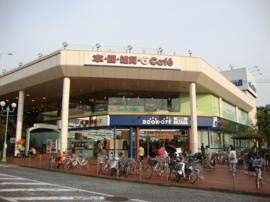 ショッピングモールまで700ｍ