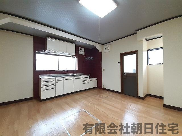 【居間・リビング】 | 古志原2丁目中古戸建（収益物件） | こちらの居間で趣味の時間をお楽しみください