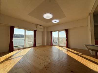 【居間・リビング】 | 両備ハイコーポ | こちらのリビングで趣味の時間をお楽しみください