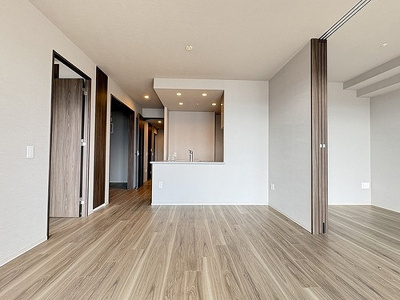 【居間・リビング】 | ライオンズタワー岡山千日前 | リビング・ダイニング（キッチン方向）※2025年10月撮影