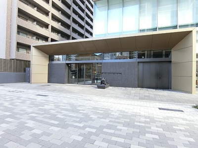 【エントランス】 | ライオンズタワー岡山千日前 | エントランス・ライオン像　※2026年1月撮影