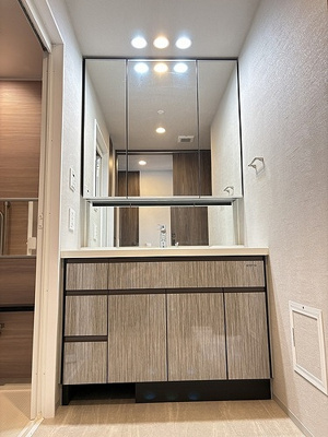 【洗面所】 | ライオンズタワー岡山千日前 | 三面鏡付き洗面化粧台　※2025年10月撮影