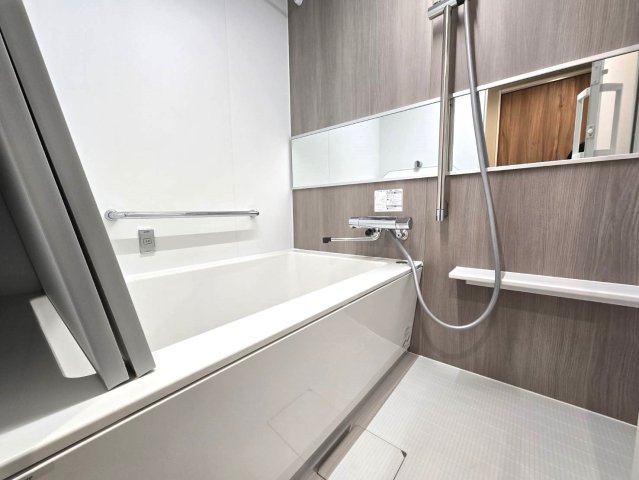 サンシティ鳥飼の浴室|清潔感溢れるバスルーム☆
浴室乾燥システムなど嬉しい機能が充実♪日々の疲れを癒します☆