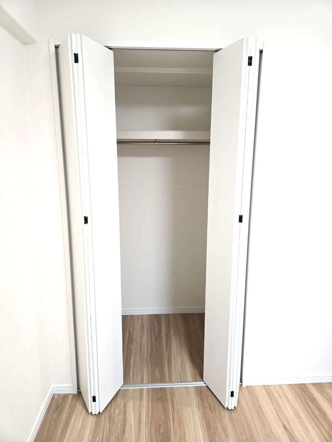 サンシティ鳥飼の収納|天井まである収納♪長いものも収まりそうですよね！