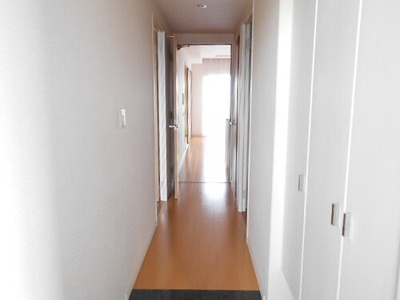 【その他】 | サーパス医大南 | 廊下（リビング方向）　※2022年5月撮影
