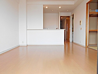 【居間・リビング】 | サーパス医大南 | リビング・ダイニング（キッチン方向）　※2022年5月撮影