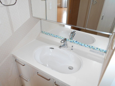 【洗面所】 | サーパス医大南 | 三面鏡付き洗面化粧台　※2022年5月撮影