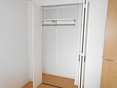 【収納】 | サーパス医大南 | 洋室のクロゼット　※2022年5月撮影