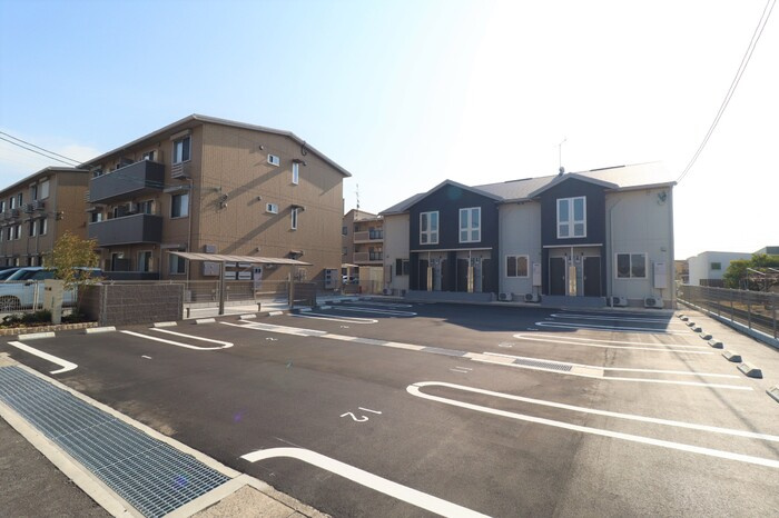 ナイス 二番館の駐車場