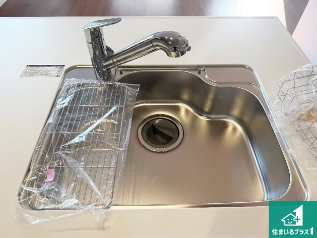 小野市神明町　第2期　新築一戸建ての独立洗面台|清潔感のある洗面台です。フラットな鏡は掃除がしやすく毎日清潔！ホースは引き出して使えるので洗顔やお掃除の際に便利です！