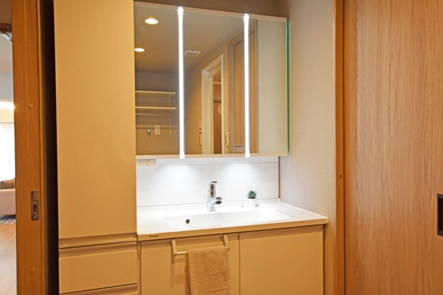 財形第3新大阪ハイツの独立洗面台|洗面台は2面鏡タイプ。鏡の裏にはスキンケア化粧品等の細かいものを収納。洗面ボウルの下にはタオルや洗剤等大きなものを収納できます