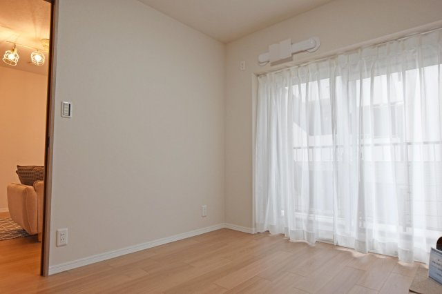 財形第3新大阪ハイツの洋室|南側に大きく開けた窓から明るい自然光が差し込みます。