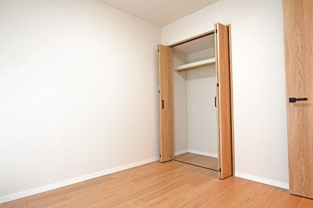 財形第3新大阪ハイツの洋室|バルコニーに面した明るい洋室。朝日が差し込む心地よい空間です◎