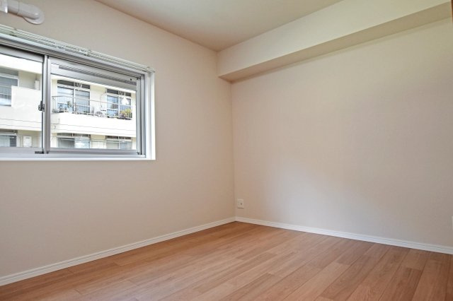 財形第3新大阪ハイツの洋室|長方形の間取りは家具の配置がしやすく、お部屋の模様替えも楽々です。