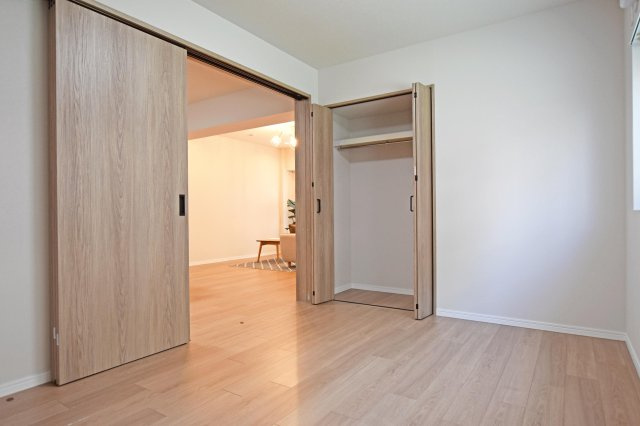 財形第3新大阪ハイツの洋室|長方形の間取りは家具の配置がしやすく、お部屋の模様替えも楽々です。