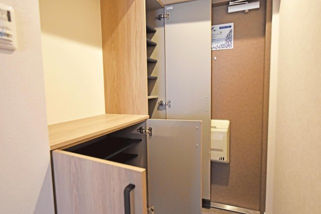 財形第3新大阪ハイツの玄関|収納豊富なシューズボックス付き玄関◎