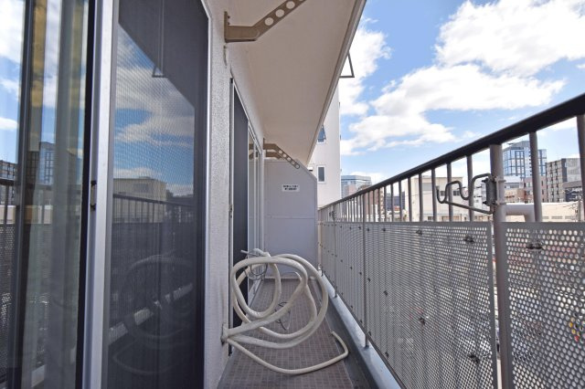 財形第3新大阪ハイツのバルコニー|南向きバルコニーは陽当たり良好。干した洗濯物もフカフカの仕上がり。