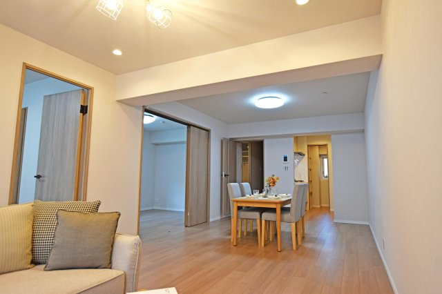 財形第3新大阪ハイツの居間・リビング|リビング側からキッチンに向かって撮影した写真です。