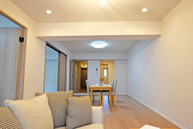 財形第3新大阪ハイツの居間・リビング|リビング側からキッチンに向かって撮影した写真です。