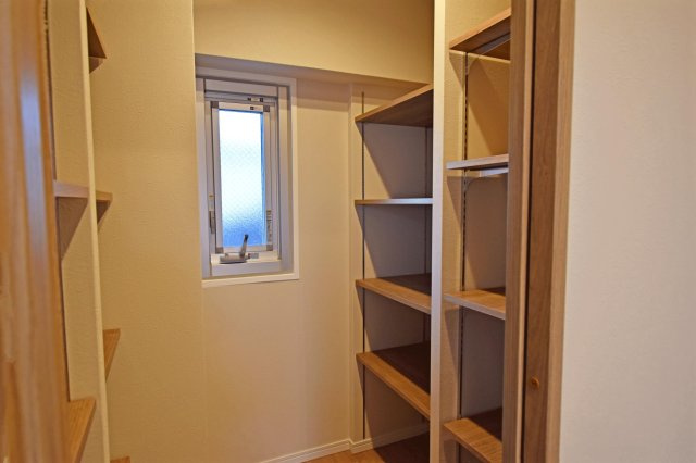 財形第3新大阪ハイツのキッチン|パントリー付きで収納豊富◎