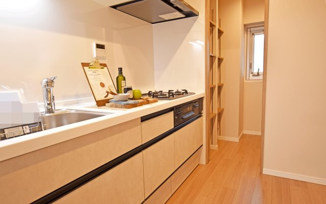 財形第3新大阪ハイツのキッチン|パントリー付きで収納豊富◎