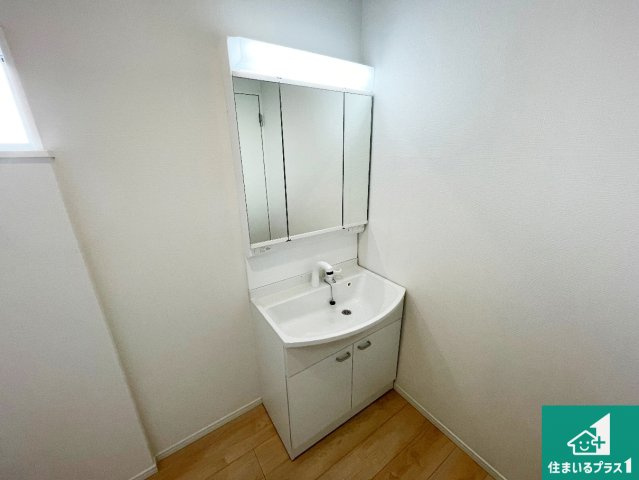 神戸市垂水区清水が丘　第3期　新築一戸建ての独立洗面台|清潔感のある洗面台です。フラットな鏡は掃除がしやすく毎日清潔！鏡裏には収納があるのでスッキリとした洗面台が保てます。