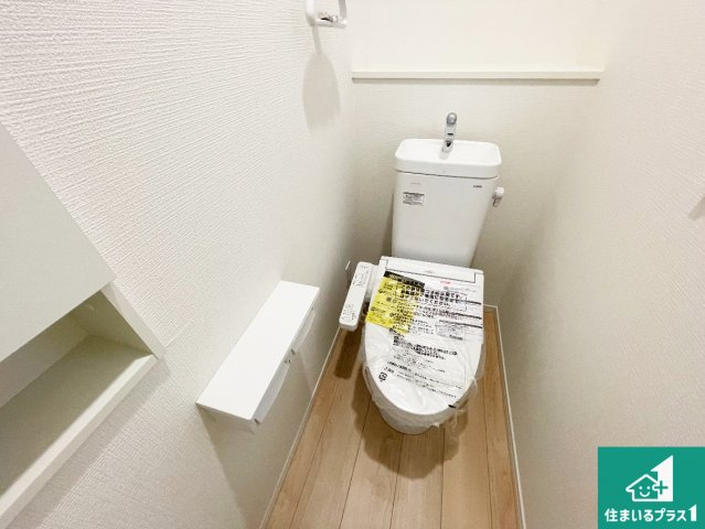 神戸市垂水区清水が丘　第3期　新築一戸建てのトイレ|1・2階の2ヶ所にあるので、朝の忙しい時間の順番待ちもなく、深夜の利用にも大変便利です。