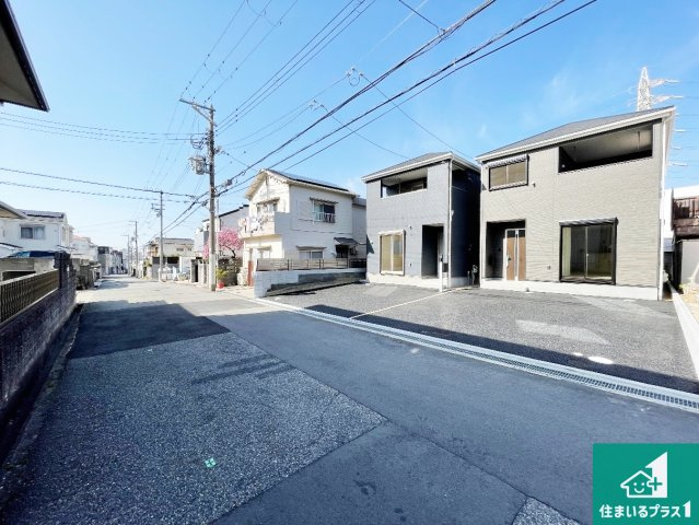 神戸市垂水区清水が丘　第3期　新築一戸建ての前面道路含む現地写真|周辺は閑静な住宅街！前面道路広々で車の出し入れも便利です。駐車が苦手な方でも安心して車庫入れできます！