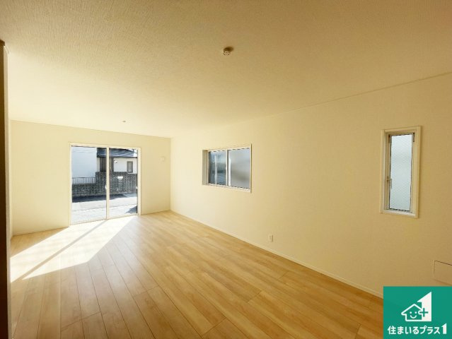 神戸市垂水区清水が丘　第3期　新築一戸建ての居間・リビング|日当たり良好の明るいリビングで朝の目覚めもスッキリできそう！対面キッチンでご家族のコミュニケーションも自然と増える設計！小さなお子様が遊ぶスペースを作っても広々とくつろげるLDK！