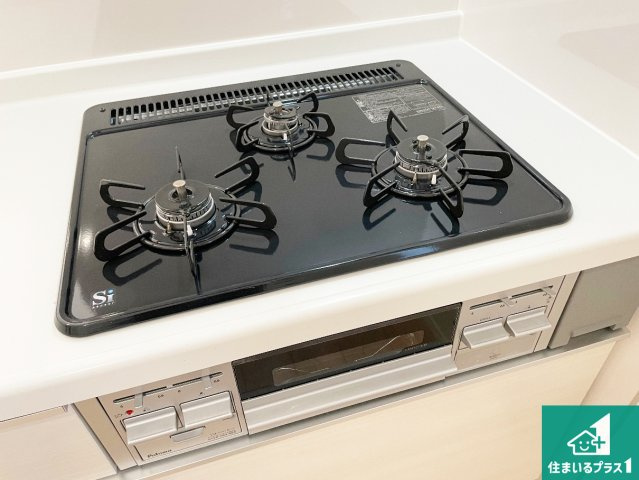 神戸市垂水区清水が丘　第3期　新築一戸建ての設備|ダブル高火力Ｓｉセンサー付きコンロ！３口あるので、まとめて料理をする時も大活躍！