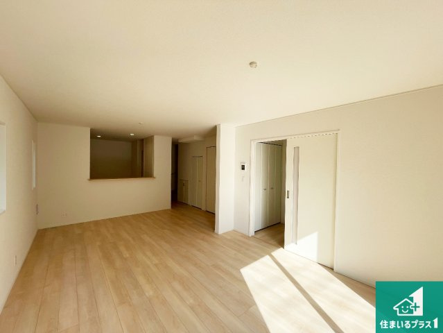 神戸市垂水区清水が丘　第3期　新築一戸建ての居間・リビング|シンプルなリビングは、観葉植物等のインテリアを楽しめますね！パパ好みにも、ママ好みにも家具次第で雰囲気を変えることができます！