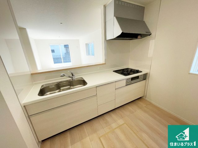 神戸市垂水区清水が丘　第3期　新築一戸建てのキッチン|リビングと統一感があり、使い勝手のいいキッチン。広々としているので、二人並んで作業が出来ちゃいます。お子様と一緒に色々なお料理に挑戦できるスペースがあります。