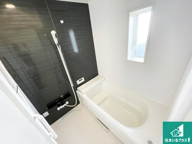 神戸市垂水区清水が丘　第3期　新築一戸建ての浴室|足をゆったり伸ばして寛げる浴槽です。窓が設けられていますので差し込む光が明るく穏やかな雰囲気にしてくれます♪浴室乾燥機も設置しているので、雨の日の洗濯物も安心です♪