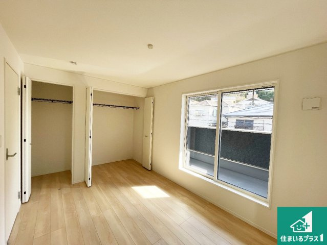 神戸市垂水区清水が丘　第3期　新築一戸建ての収納|寝室は心地よい眠りについてもらいたくて、シンプルかつ開放的な空間な設計にしています！大きな窓から差し込む日が心地いいです♪