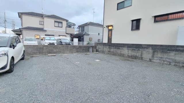 プレアール高槻春日の駐車場