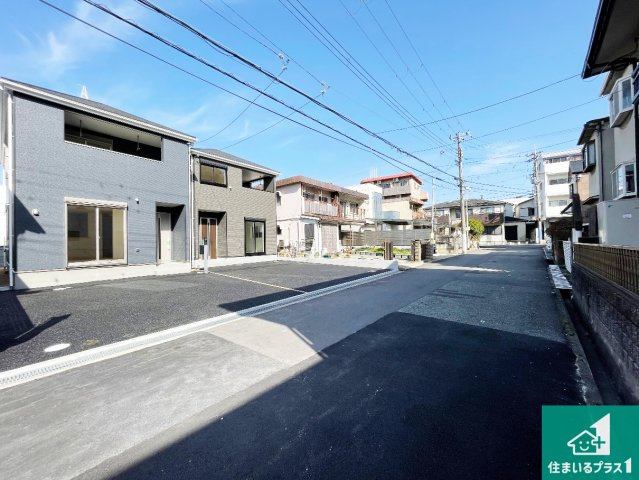 神戸市垂水区清水が丘　第3期　新築一戸建ての前面道路含む現地写真|周辺は閑静な住宅街！前面道路広々で車の出し入れも便利です。駐車が苦手な方でも安心して車庫入れできます！
