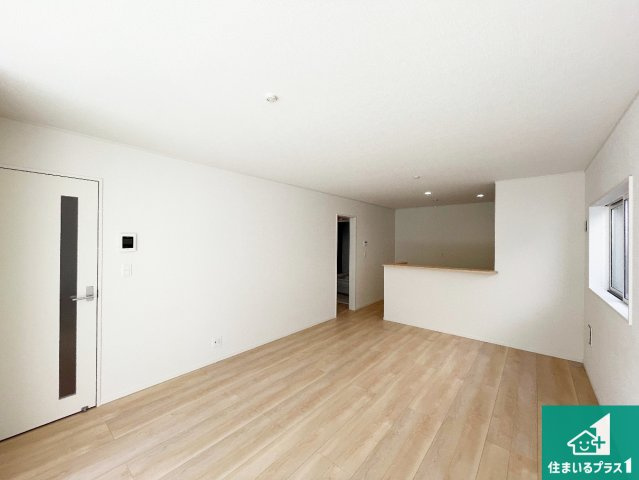 神戸市垂水区清水が丘　第3期　新築一戸建ての居間・リビング|シンプルなリビングは、観葉植物等のインテリアを楽しめますね！パパ好みにも、ママ好みにも家具次第で雰囲気を変えることができます！