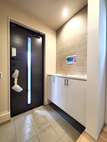 三郷市　高州丁目　新築戸建　全1棟の玄関|施工例です