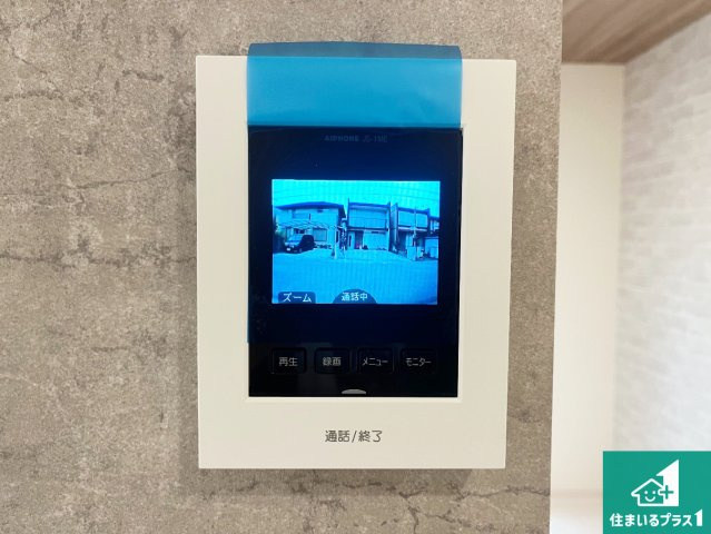 加古郡播磨町大中　新築一戸建ての防犯設備|カラーモニターインターホン！声だけでなく来訪者の姿や顔がモニターで確認できるので、小さなお子様がいらっしゃるご家庭でも安心できます！