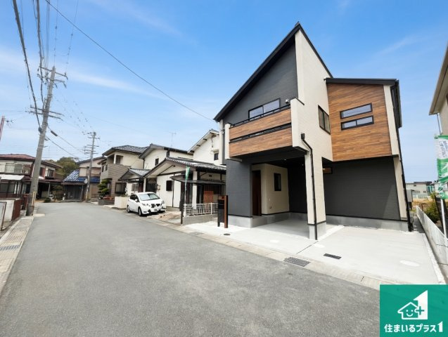 加古郡播磨町大中　新築一戸建ての前面道路含む現地写真|周辺は閑静な住宅街！前面道路広々で車の出し入れも便利です。駐車が苦手な方でも安心して車庫入れできます！