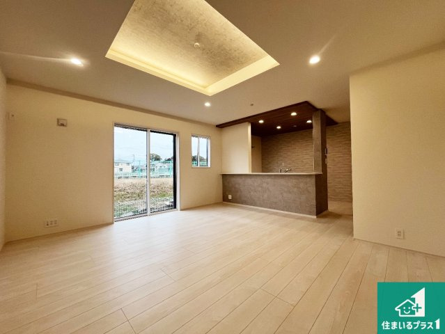 加古郡播磨町大中　新築一戸建ての居間・リビング|日当たり良好の明るいリビングで朝の目覚めもスッキリできそう！対面キッチンでご家族のコミュニケーションも自然と増える設計！小さなお子様が遊ぶスペースを作っても広々とくつろげるLDK！