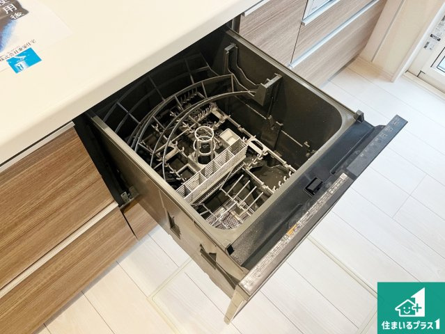 加古郡播磨町大中　新築一戸建ての設備|食事後の一仕事、食器洗いをボタン一つでお任せできちゃいます！場所を取らないビルトイン式なので、お料理スペースもしっかり確保！