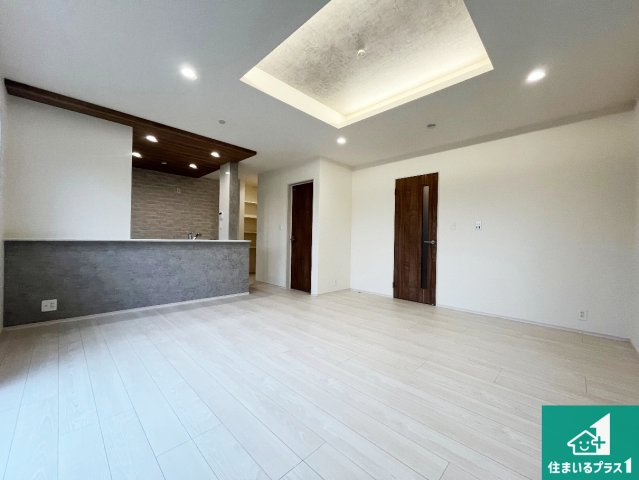 加古郡播磨町大中　新築一戸建ての居間・リビング|日当たり良好の明るいリビングで朝の目覚めもスッキリできそう！対面キッチンでご家族のコミュニケーションも自然と増える設計！小さなお子様が遊ぶスペースを作っても広々とくつろげるLDK！