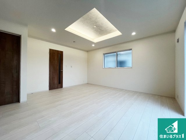 加古郡播磨町大中　新築一戸建ての居間・リビング|明るいリビングで朝の目覚めもスッキリできそう！対面キッチンでご家族のコミュニケーションも自然と増える設計！小さなお子様が遊ぶスペースを作っても広々とくつろげるLDK！