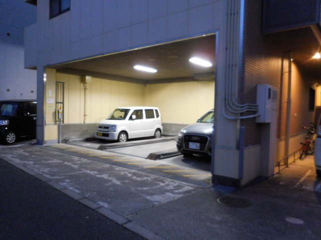 高槻市城西町の賃貸マンションの駐車場