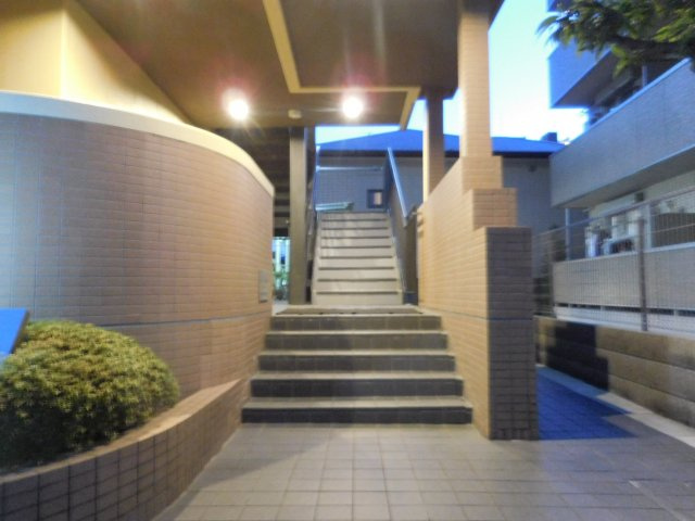 高槻市城西町の賃貸マンションのエントランス