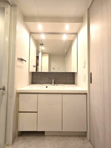 パークホームズ警固本通りの独立洗面台|個人的に、リフォームするならこだわりたいランキング第1位！！洗面です。収納豊富な3面鏡は朝の強い味方です☆
