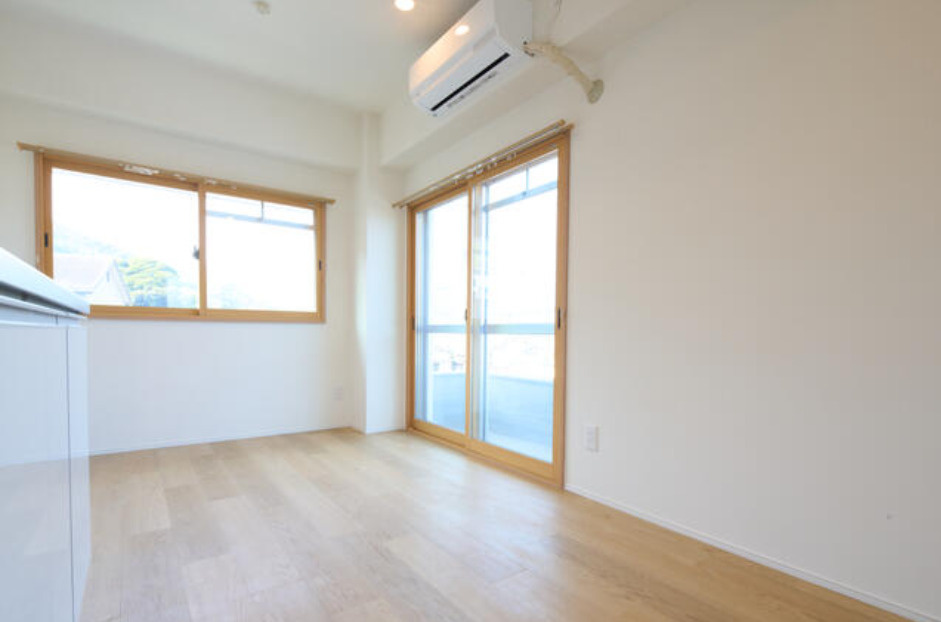 熱海市　フルリノベ×オーシャンビュー【シェルガーデン熱海サウス】の居間・リビング
