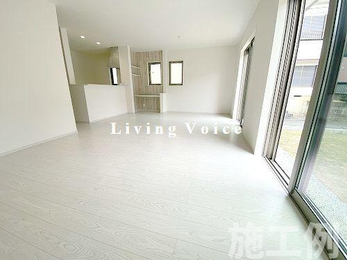 【居間・リビング】 | 【仲介手数料０円】平塚市幸町2期　新築一戸建て | 平塚市幸町2期　新築一戸建て